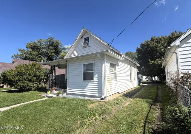 Photo 3 of Single family home for sale at 251 Spring Grv Ave, Toledo, OH 43605 | MLS# 10014062 | Listing updated on 2026-10-20
