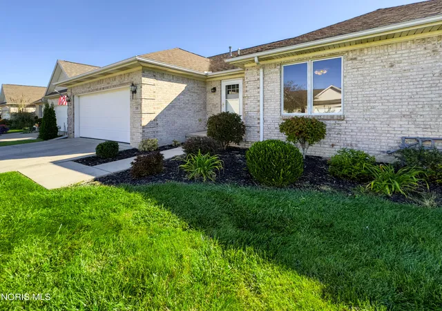 Listing Photo 3 - Condo for sale in building located at 59 Aynsley Lndg, Bowling Green, OH 43402