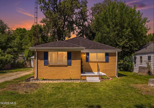 Photo 2 of Single family home for sale at 2560 Koehler Ave, Toledo, OH 43613 | MLS# 10014037 | Listing updated on 2026-10-16