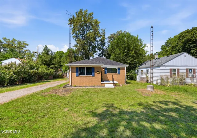 Photo 3 of Single family home for sale at 2560 Koehler Ave, Toledo, OH 43613 | MLS# 10014037 | Listing updated on 2026-10-16