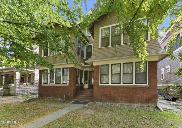 Photo 2 of Multi family home for sale at 405 Victoria Pl, Toledo, OH 43610 | MLS# 10014101 | Listing updated on 2026-10-14