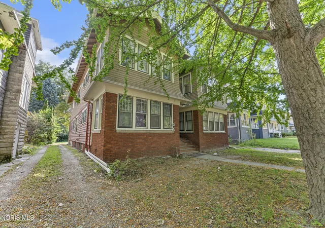Photo 3 of Multi family home for sale at 405 Victoria Pl, Toledo, OH 43610 | MLS# 10014101 | Listing updated on 2026-10-14