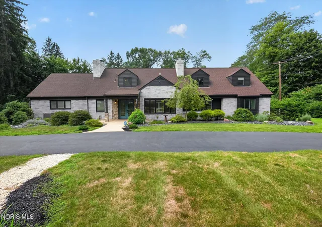 Photo 2 of Single family home for sale at 4545 Indian Rd, Ottawa Hills, OH 43615 | MLS# 10014155 | Listing updated on 2026-10-26