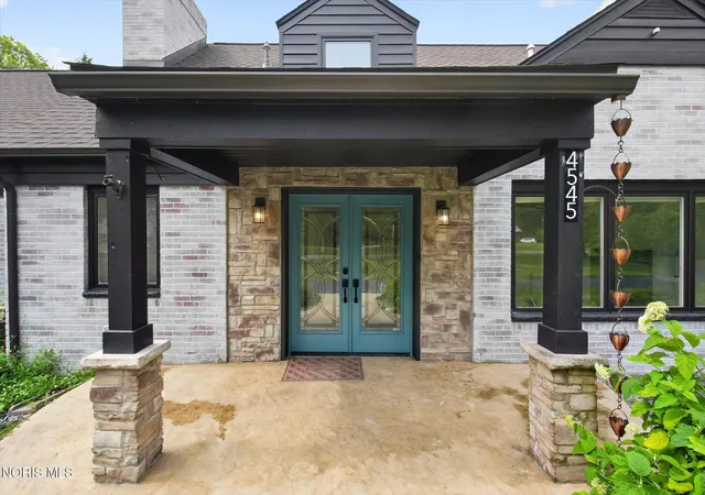 Photo 4 of Single family home for sale at 4545 Indian Rd, Ottawa Hills, OH 43615 | MLS# 10014155 | Listing updated on 2026-10-26