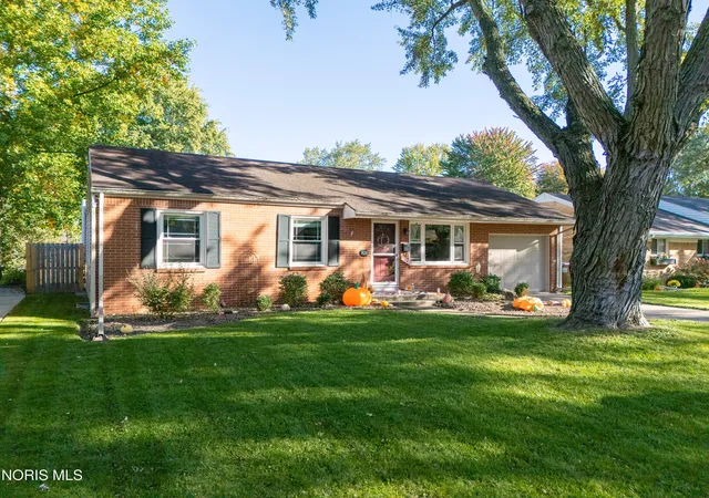 Photo 2 of Single family home for sale at 828 Cherry Ln, Waterville, OH 43566 | MLS# 10014092 | Listing updated on 2026-10-13