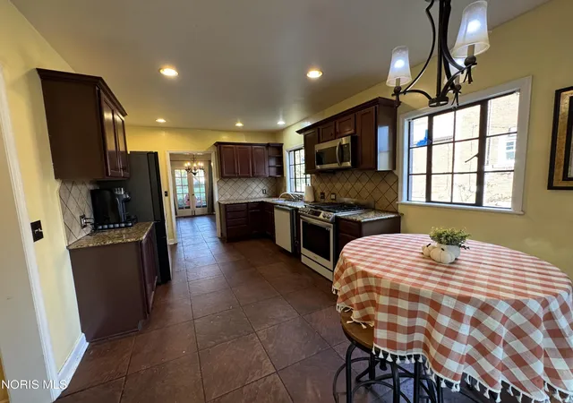 Photo 3 of Single family home for sale at 2304 Drummond Rd, Toledo, OH 43606 | MLS# 10014221 | Listing updated on 2026-10-14