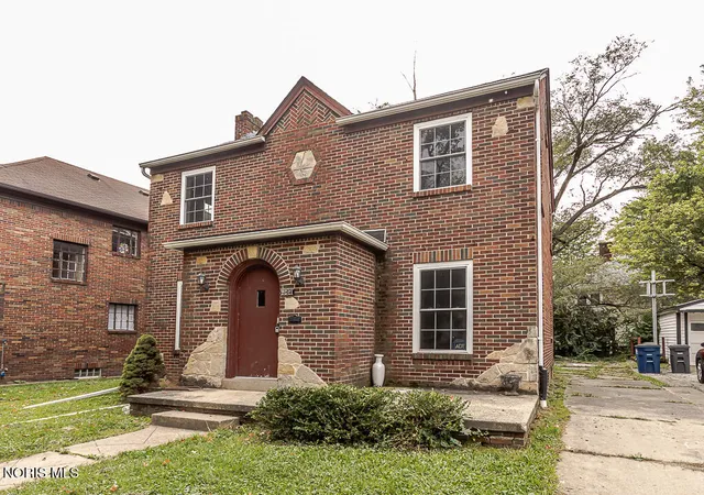 Photo 2 of Single family home for sale at 2021 Wyndhurst Rd, Toledo, OH 43607 | MLS# 10014091 | Listing updated on 2026-10-20