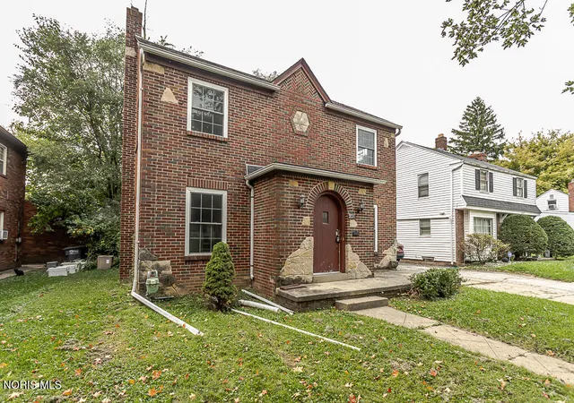 Photo 3 of Single family home for sale at 2021 Wyndhurst Rd, Toledo, OH 43607 | MLS# 10014091 | Listing updated on 2026-10-20