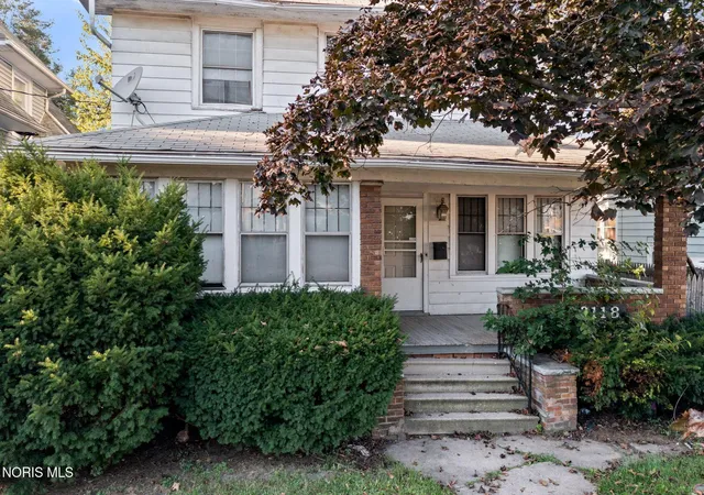 Photo 2 of Single family home for sale at 2118 Airport Hwy, Toledo, OH 43609 | MLS# 10014089 | Listing updated on 2026-09-30
