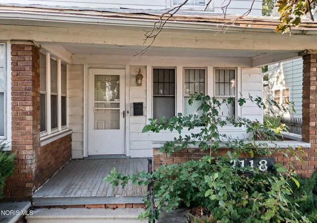 Photo 3 of Single family home for sale at 2118 Airport Hwy, Toledo, OH 43609 | MLS# 10014089 | Listing updated on 2026-09-30