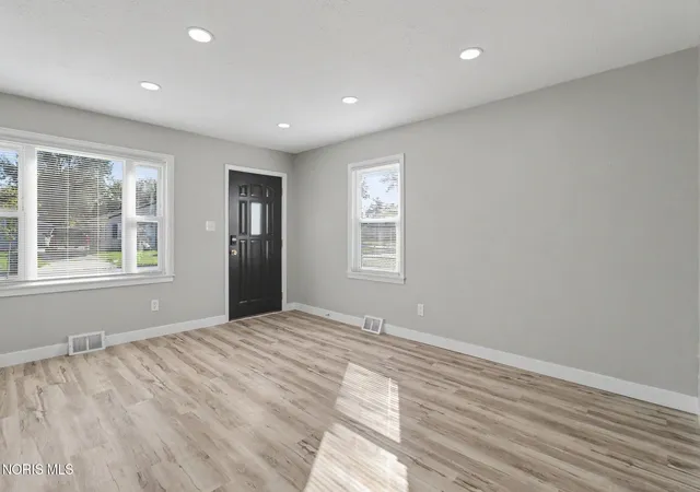 Photo 3 of Sale Pending at 209 Willamont Rd, Toledo, OH 43612 | MLS# 10014107 | Listing updated on 2026-10-21