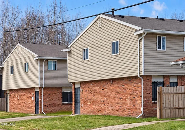 Photo 3 of Multi family home for sale at 2215 Hickory St, Toledo, OH 43605 | MLS# 10014198 | Listing updated on 2026-10-23