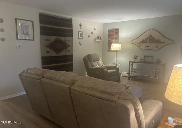 Photo 2 of Single family home for sale at 1962 Oaklawn Dr, Toledo, OH 43614 | MLS# 10014132 | Listing updated on 2026-10-14