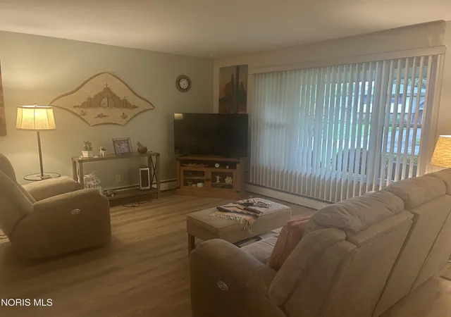 Photo 3 of Single family home for sale at 1962 Oaklawn Dr, Toledo, OH 43614 | MLS# 10014132 | Listing updated on 2026-10-14