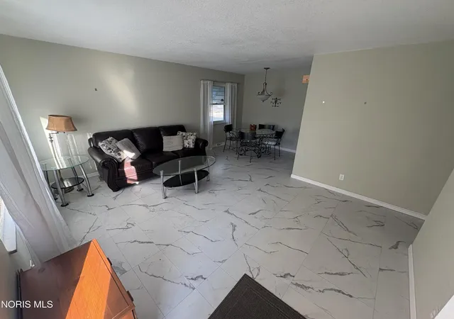 Photo 3 of Sale Pending at 2530 South Ave, Toledo, OH 43609 | MLS# 10014161 | Listing updated on 2026-10-27