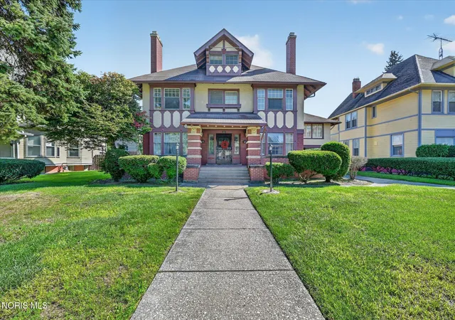 Photo 2 of Single family home for sale at 2146 Parkwood Ave, Toledo, OH 43620 | MLS# 10014175 | Listing updated on 2026-10-02