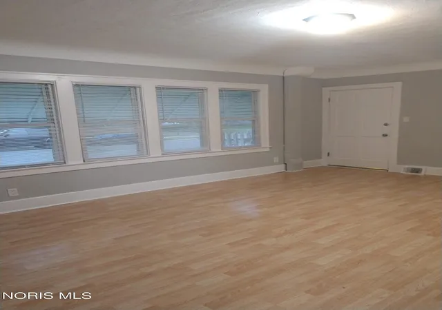 Listing Photo 4 - Condo for sale in building located at 553 Dover Pl, Toledo, OH 43605
