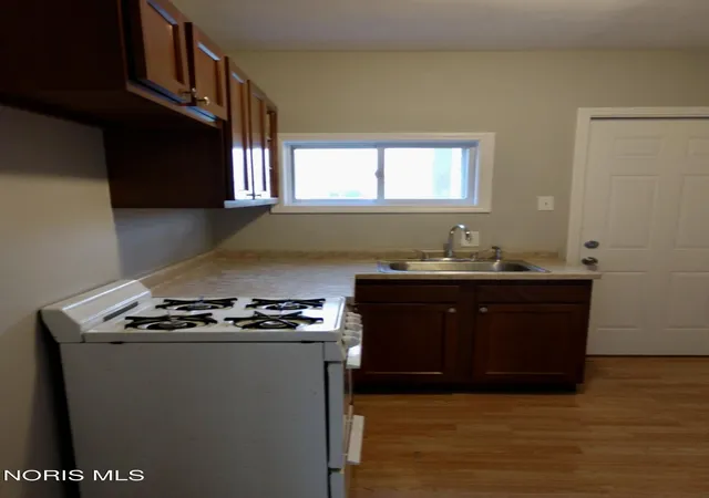 Listing Photo 5 - Condo for sale in building located at 553 Dover Pl, Toledo, OH 43605