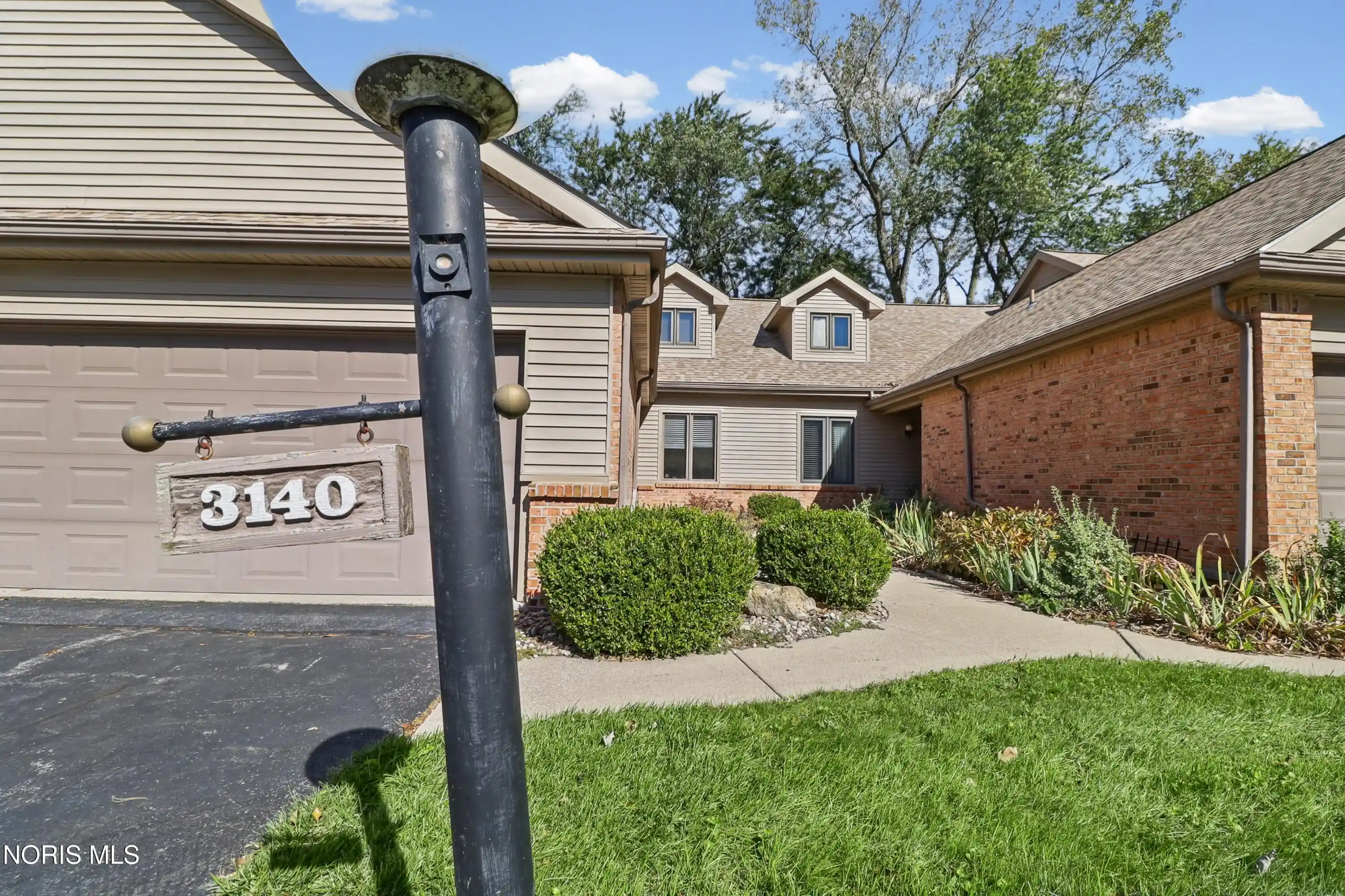 Listing Photo 2 - Condo for sale in 3140 Evergreen Rd located at 3140 Evergreen Rd, Toledo, OH 43606 - Unit 3140 Evergreen Rd