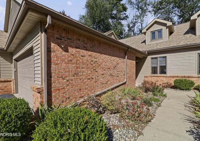 Listing Photo 4 - Condo for sale in building located at 3140 Evergreen Rd, Toledo, OH 43606
