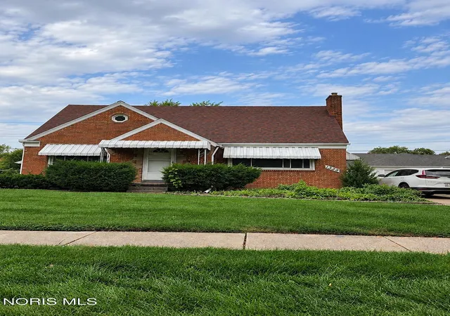 Photo 2 of Single family home for sale at 1528 Charmaine Dr, Toledo, OH 43614 | MLS# 10014257 | Listing updated on 2026-10-25