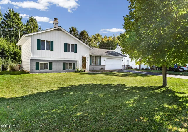 Photo 2 of Single family home for sale at 2171 Laurel Valley Dr, Toledo, OH 43614 | MLS# 10014328 | Listing updated on 2026-10-17
