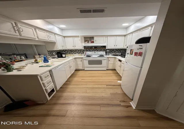 Listing Photo 5 - Condo for sale in building located at 2704 Westcastle Dr, Toledo, OH 43615 - Unit #Unit 1