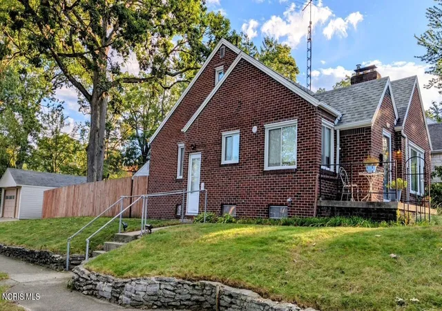 Photo 2 of Single family home for sale at 2712 Grantwood Dr, Toledo, OH 43613 | MLS# 10014350 | Listing updated on 2026-10-17