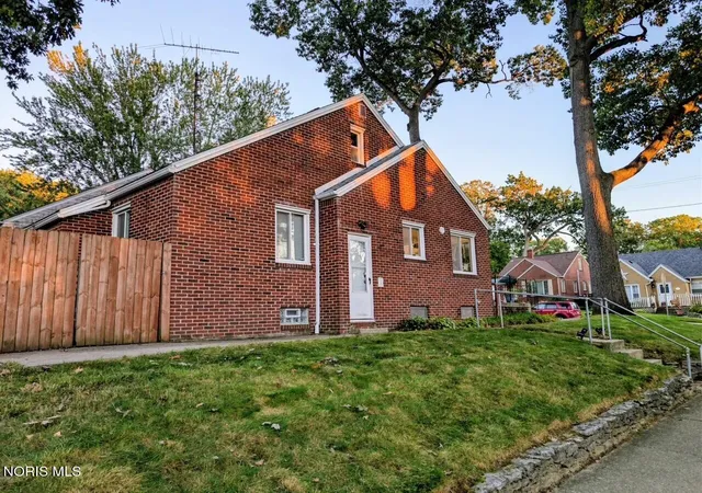 Photo 3 of Single family home for sale at 2712 Grantwood Dr, Toledo, OH 43613 | MLS# 10014350 | Listing updated on 2026-10-17