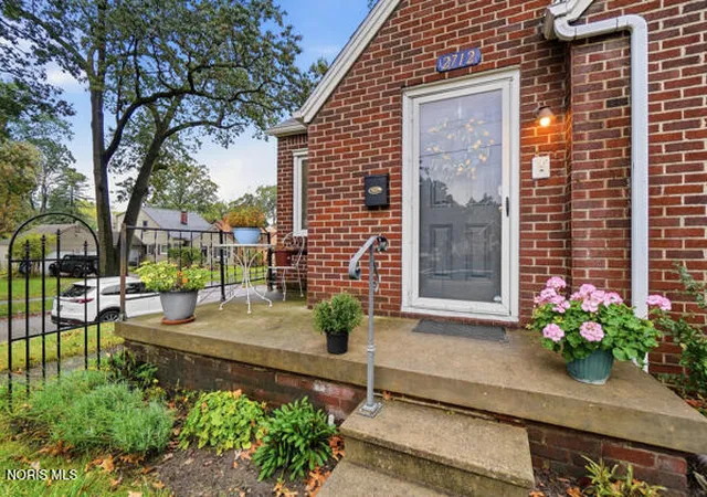 Photo 4 of Single family home for sale at 2712 Grantwood Dr, Toledo, OH 43613 | MLS# 10014350 | Listing updated on 2026-10-17