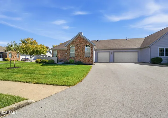 Listing Photo 1 - Condo for sale in building located at 222 Stonegate Blvd, Bowling Green, OH 43402 - Unit #