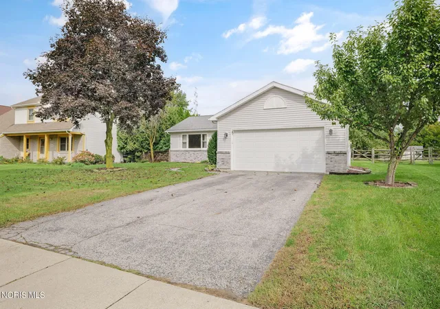 Photo 3 of Single family home for sale at 5576 Forest Green Dr, Toledo, OH 43615 | MLS# 10014369 | Listing updated on 2026-10-13