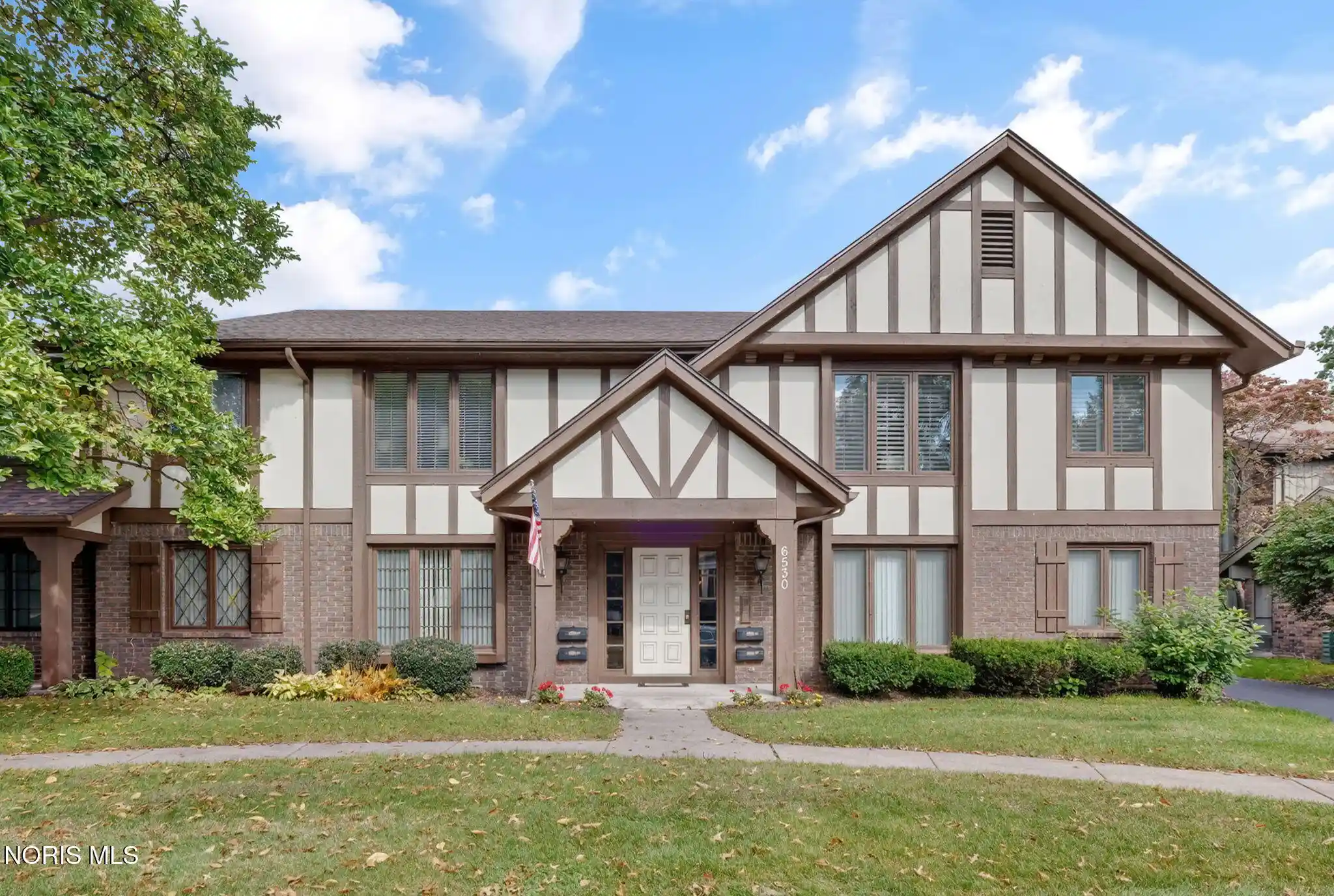 Listing Photo 2 - Condo for sale in 6530 Kingsbridge Dr located at 6530 Kingsbridge Dr, Sylvania, OH 43560 - Unit #Apt C2