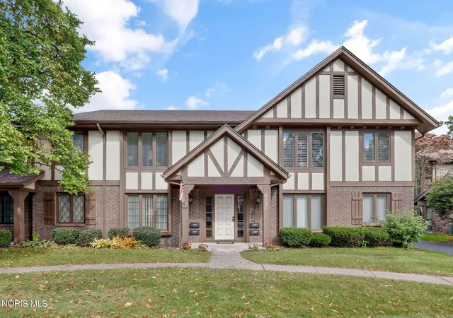 Listing Photo 2 - Condo for sale in building located at 6530 Kingsbridge Dr, Sylvania, OH 43560 - Unit #Apt C2