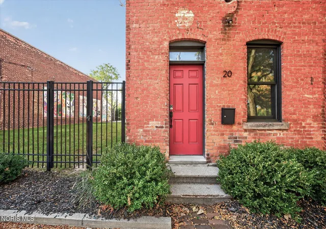 Photo 3 of Sale Pending at 20 Broadway St, Toledo, OH 43604 | MLS# 10014401 | Listing updated on 2026-10-08