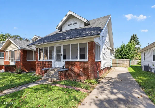 Photo 2 of Single family home for sale at 536 Eleanor Ave, Toledo, OH 43612 | MLS# 10014487 | Listing updated on 2026-10-28