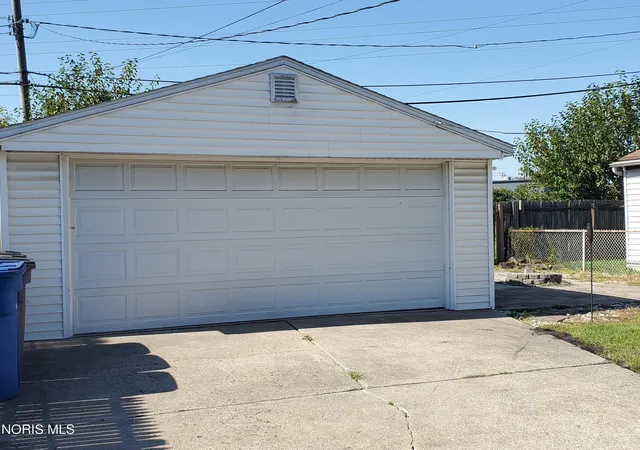 Photo 2 of Single family home for sale at 725 Reineck Dr, Toledo, OH 43605 | MLS# 10014390 | Listing updated on 2026-10-26
