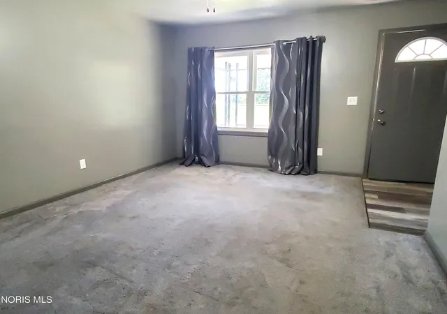 Photo 3 of Single family home for sale at 725 Reineck Dr, Toledo, OH 43605 | MLS# 10014390 | Listing updated on 2026-10-26