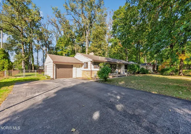 Photo 2 of Single family home for sale at 5035 Fairgreen Dr, Toledo, OH 43613 | MLS# 10014475 | Listing updated on 2026-10-25