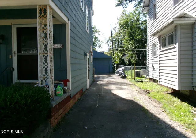 Photo 3 of Single family home for sale at 2545 Portsmouth Ave, Toledo, OH 43613 | MLS# 10014449 | Listing updated on 2026-10-08