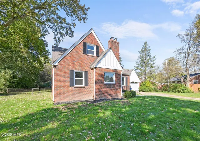 Photo 2 of Single family home for sale at 4126 Beverly Dr, Toledo, OH 43614 | MLS# 10014532 | Listing updated on 2026-10-26