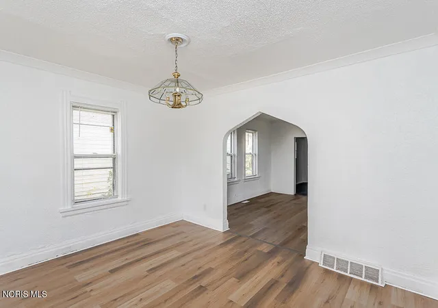 Photo 2 of Single family home for sale at 427 Everett St, Toledo, OH 43608 | MLS# 10014460 | Listing updated on 2026-10-13