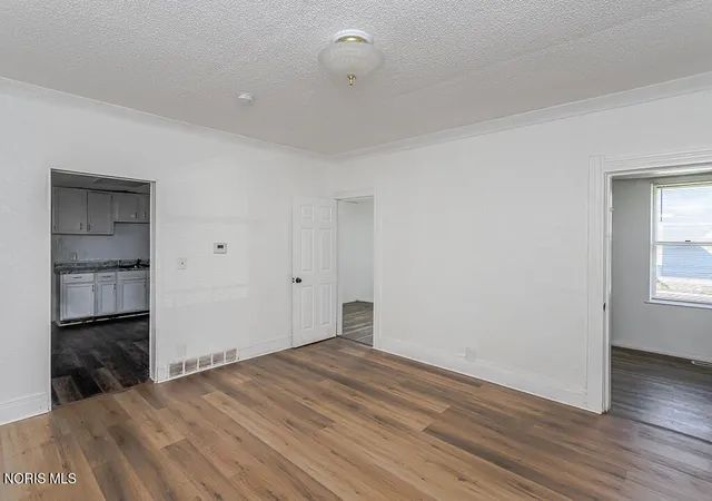 Photo 3 of Single family home for sale at 427 Everett St, Toledo, OH 43608 | MLS# 10014460 | Listing updated on 2026-10-13
