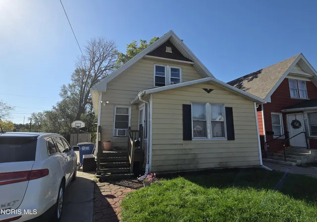 Photo 2 of Single family home for sale at 1733 Giant St, Toledo, OH 43613 | MLS# 10014499 | Listing updated on 2026-10-11