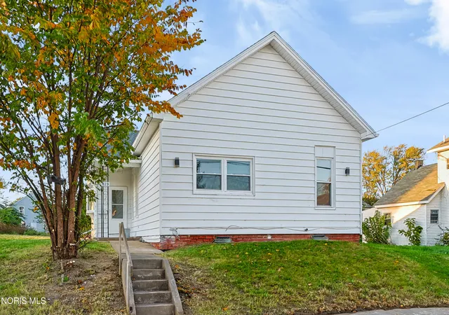 Photo 2 of Single family home for sale at 819 Utica St, Toledo, OH 43608 | MLS# 10014588 | Listing updated on 2026-10-21