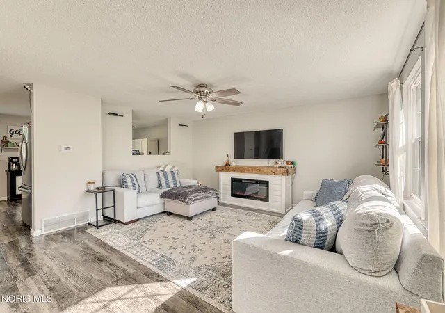 Photo 3 of Sale Pending at 2041 Northridge Dr, Toledo, OH 43611 | MLS# 10014597 | Listing updated on 2026-10-16