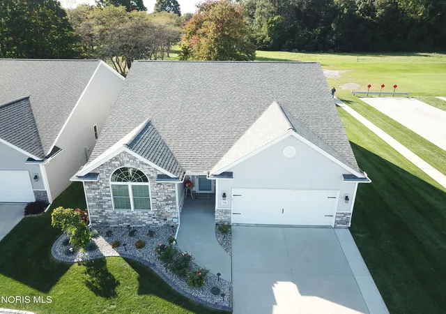 Photo 2 of Sale Pending at 735 Meadowland Trl, Toledo, OH 43615 | MLS# 10014520 | Listing updated on 2026-10-16
