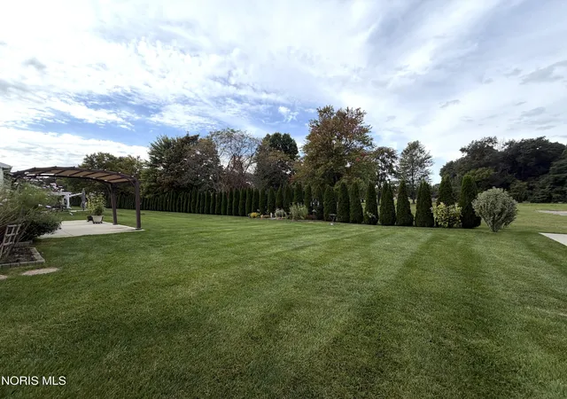 Photo 3 of Sale Pending at 735 Meadowland Trl, Toledo, OH 43615 | MLS# 10014520 | Listing updated on 2026-10-16