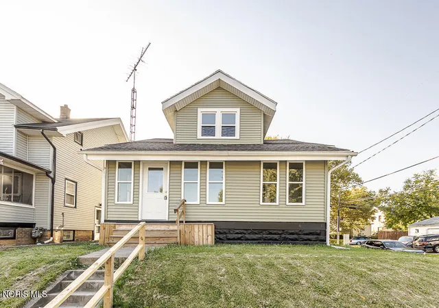 Photo 2 of Single family home for sale at 1827 Calumet Ave, Toledo, OH 43607 | MLS# 10014614 | Listing updated on 2026-10-27