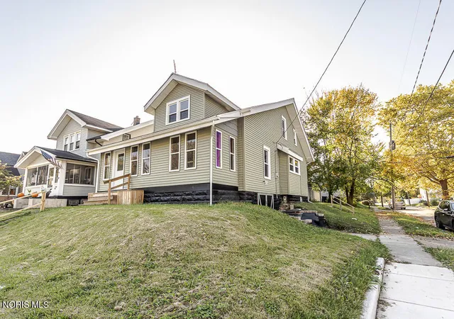 Photo 3 of Single family home for sale at 1827 Calumet Ave, Toledo, OH 43607 | MLS# 10014614 | Listing updated on 2026-10-27